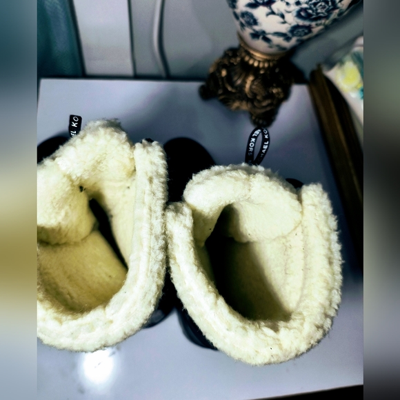 Super comfortable, soft and warm, Michael Kors Faux Shearling-Lined Rain Boots. - Picture 16 of 16